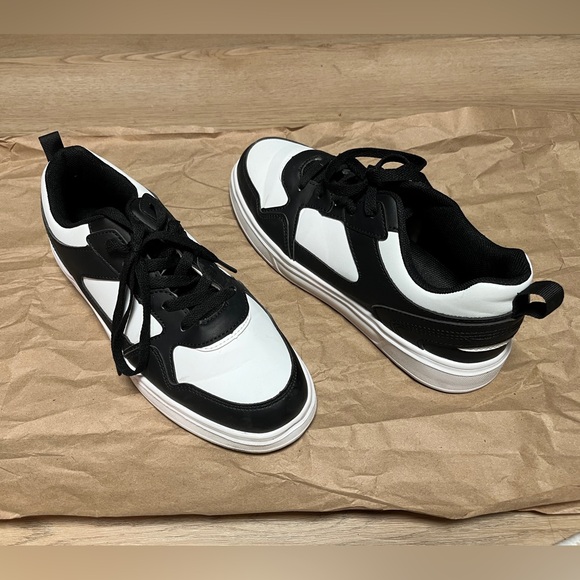 Black and White Sneakers Women Size 8.5 - Picture 1 of 3